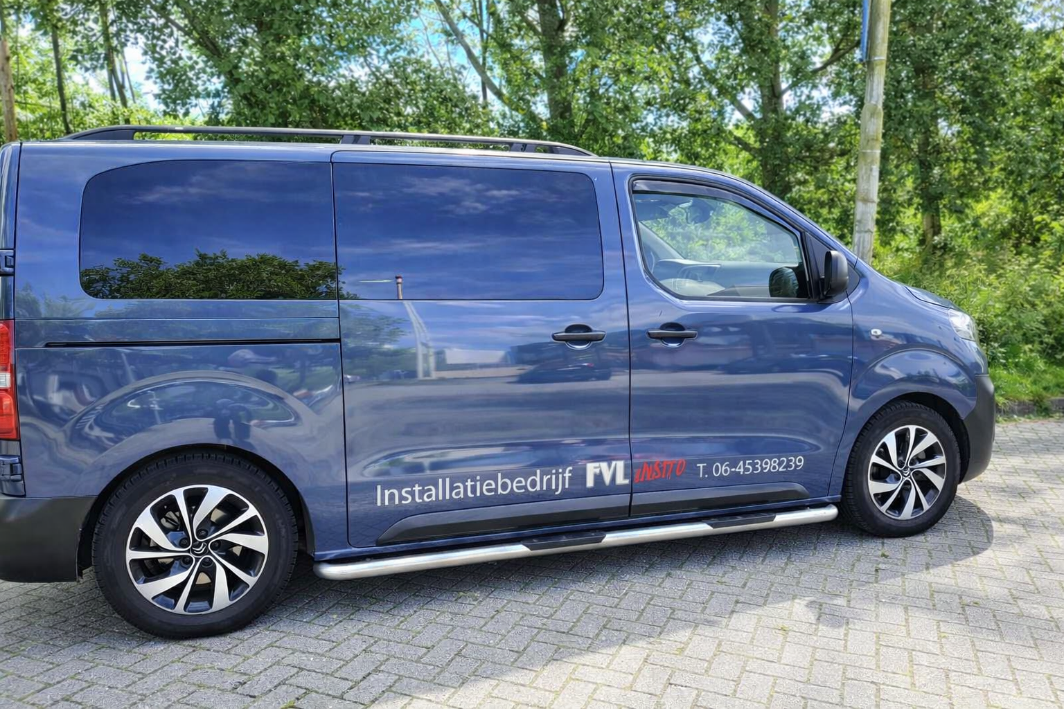 Bedrijfsbus van Installatiebedrijf FvL Elektro uit Delft